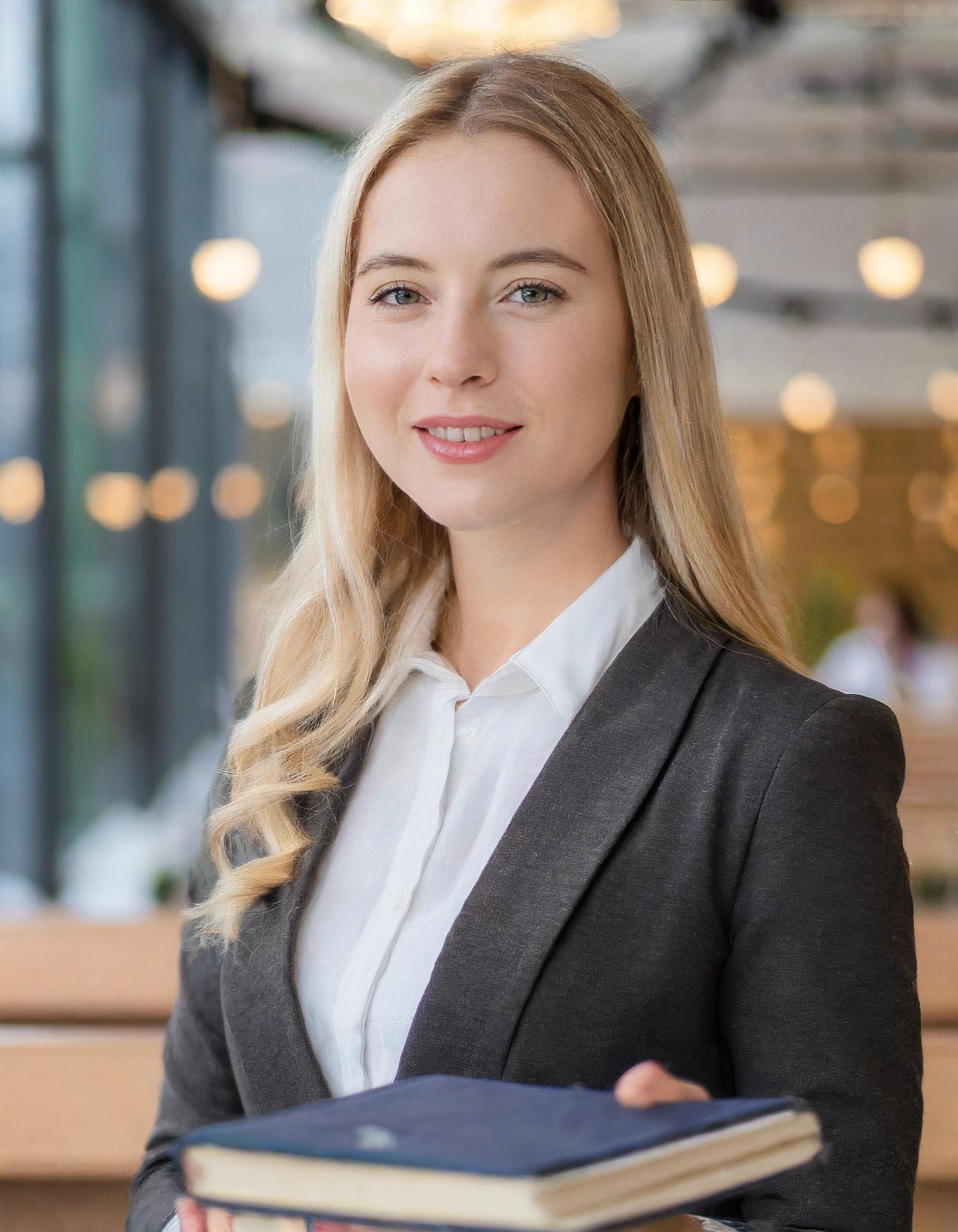 Porträt einer Frau mit dynamischem Auftreten, im professionellen Umfeld.