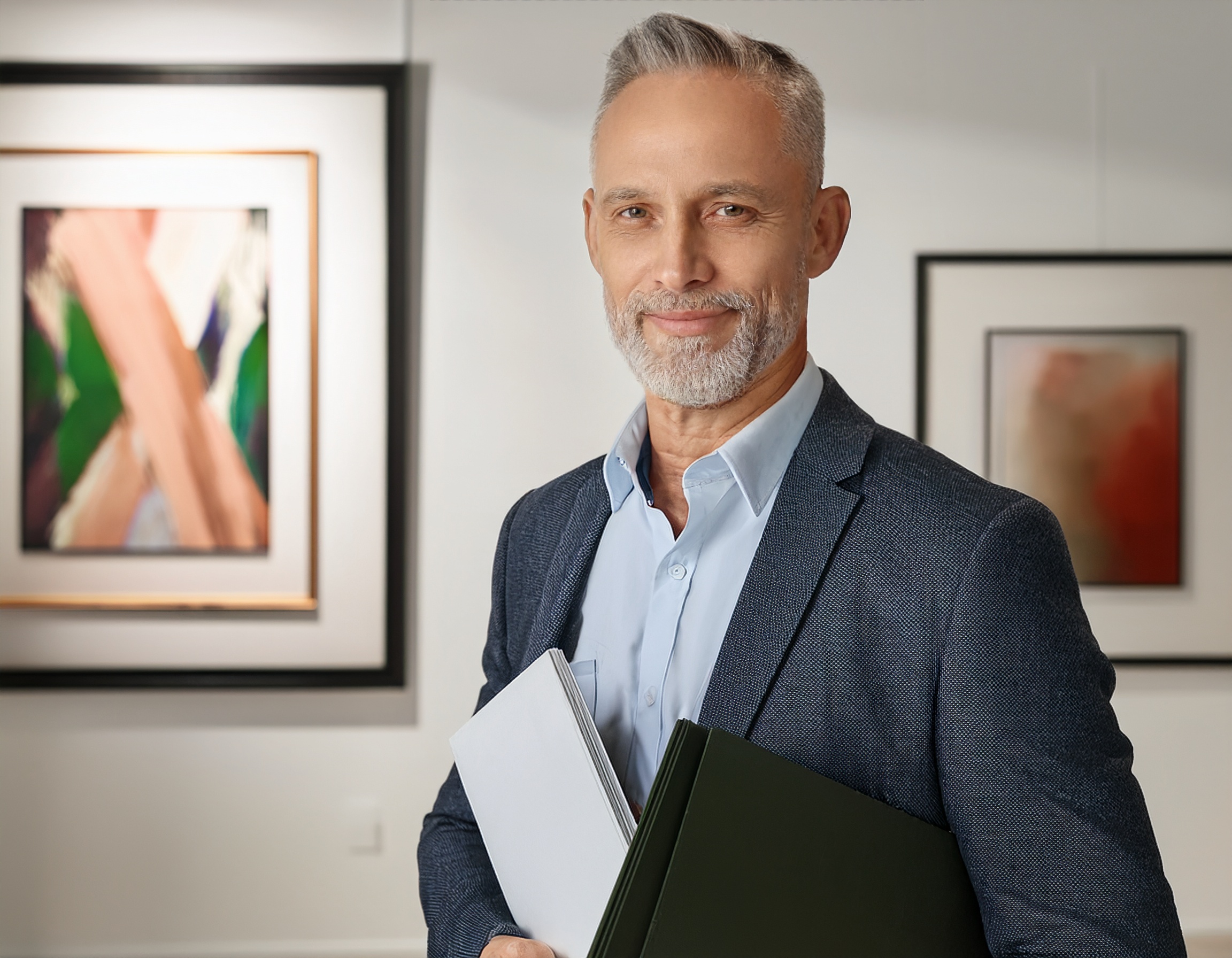 Porträt eines Mannes mit einem warmen Ausdruck, formell gekleidet.